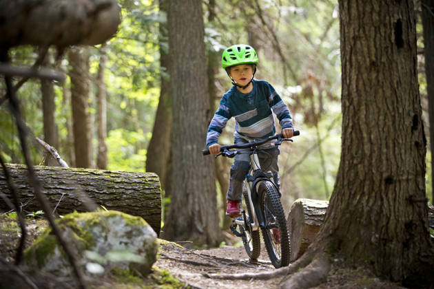 Jongen rijdt met mountainbikefiets door het bos