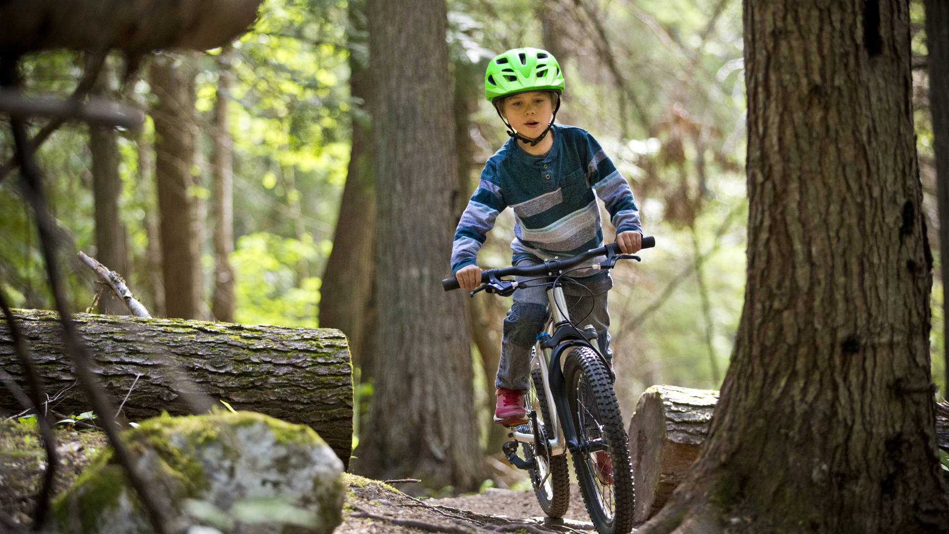 Jongen rijdt met mountainbikefiets door het bos