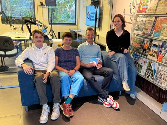 op de foto staan de vier sprekers die mee hebben gewerkt aan de podcast. V.l.n.r.: Joram Van Ossel, tienerambassadeur, Lieve Claes van Sport Vlaanderen, Paul