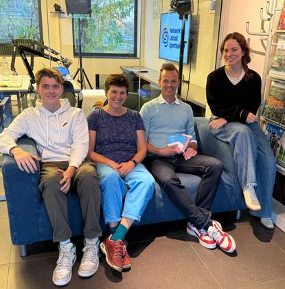 op de foto staan de vier sprekers die mee hebben gewerkt aan de podcast. V.l.n.r.: Joram Van Ossel, tienerambassadeur, Lieve Claes van Sport Vlaanderen, Paul