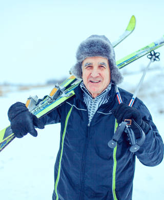 Oudere man met skilatten op schouder