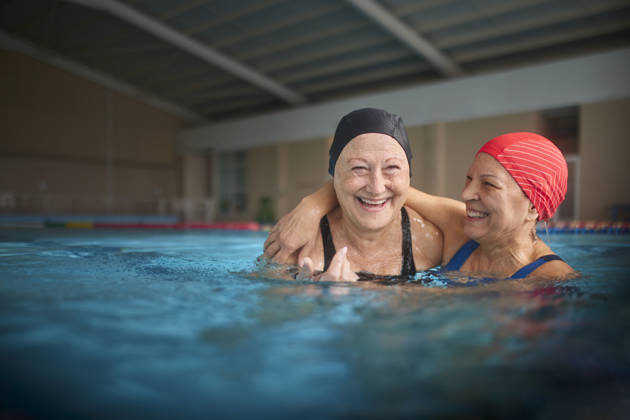 Close-up van twee oudere vrouwen die plezier beleven in het zwembad