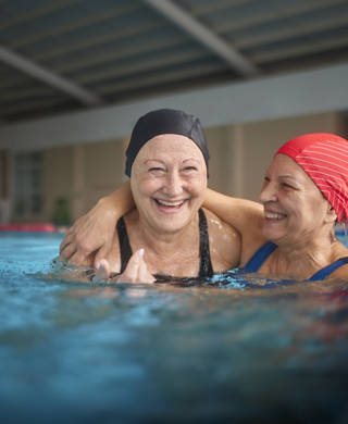 Close-up van twee oudere vrouwen die plezier beleven in het zwembad