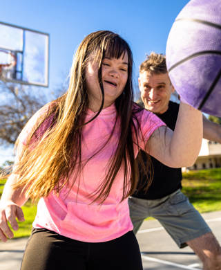 Meisje met downsyndroom speelt basketbal