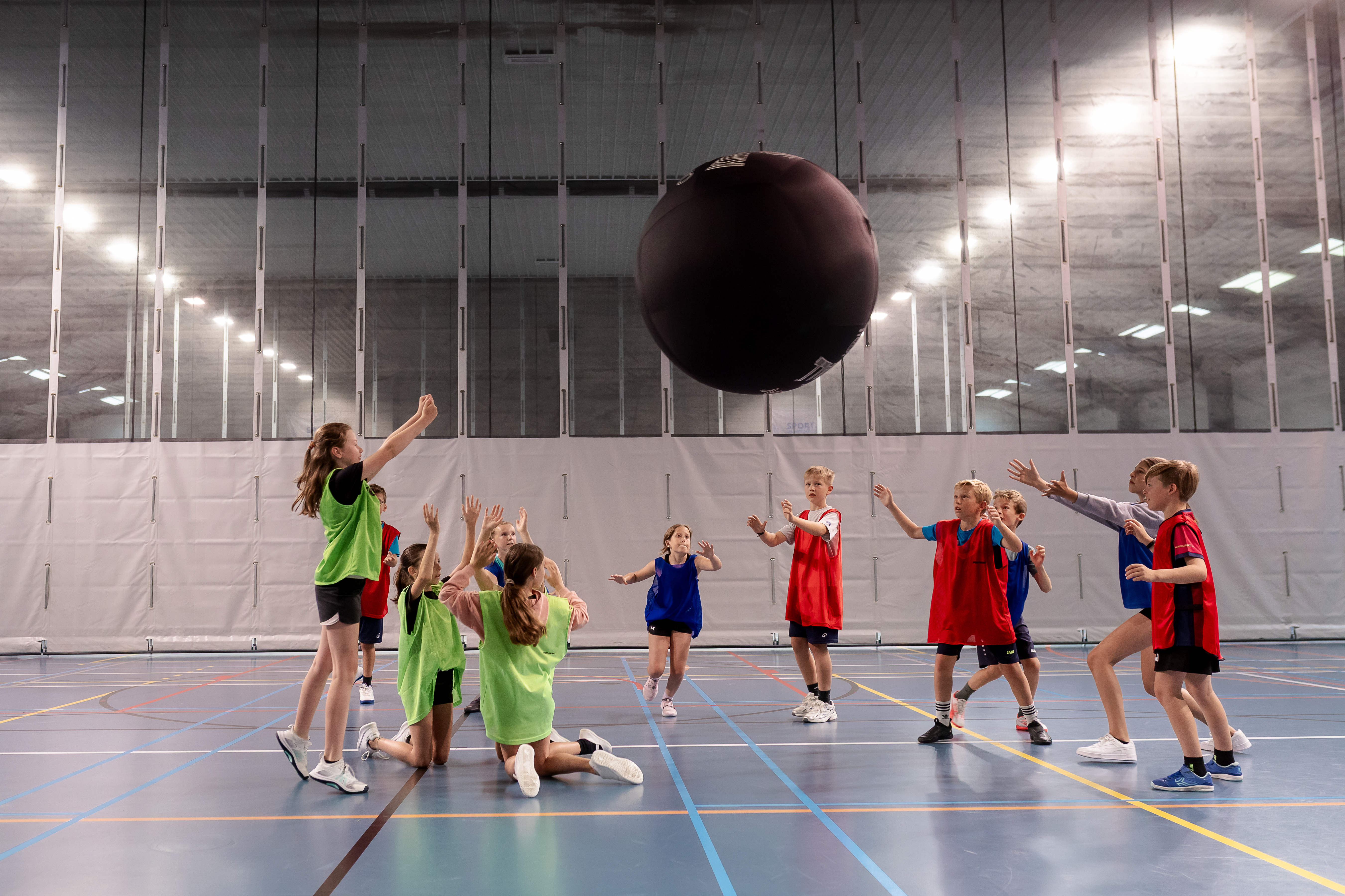 kinderen spelen wedstrijd kinnbal in sporthal