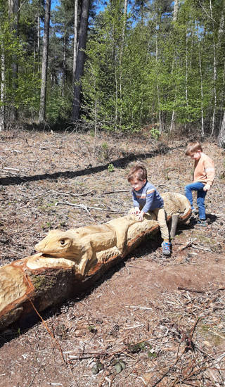 Twee kleuters aan het spelen op het multimovepad.