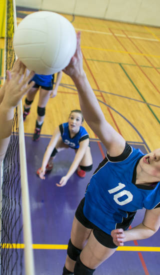 Meisjes spelen volleybal