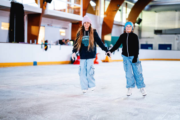 schaatsende vriendinnen