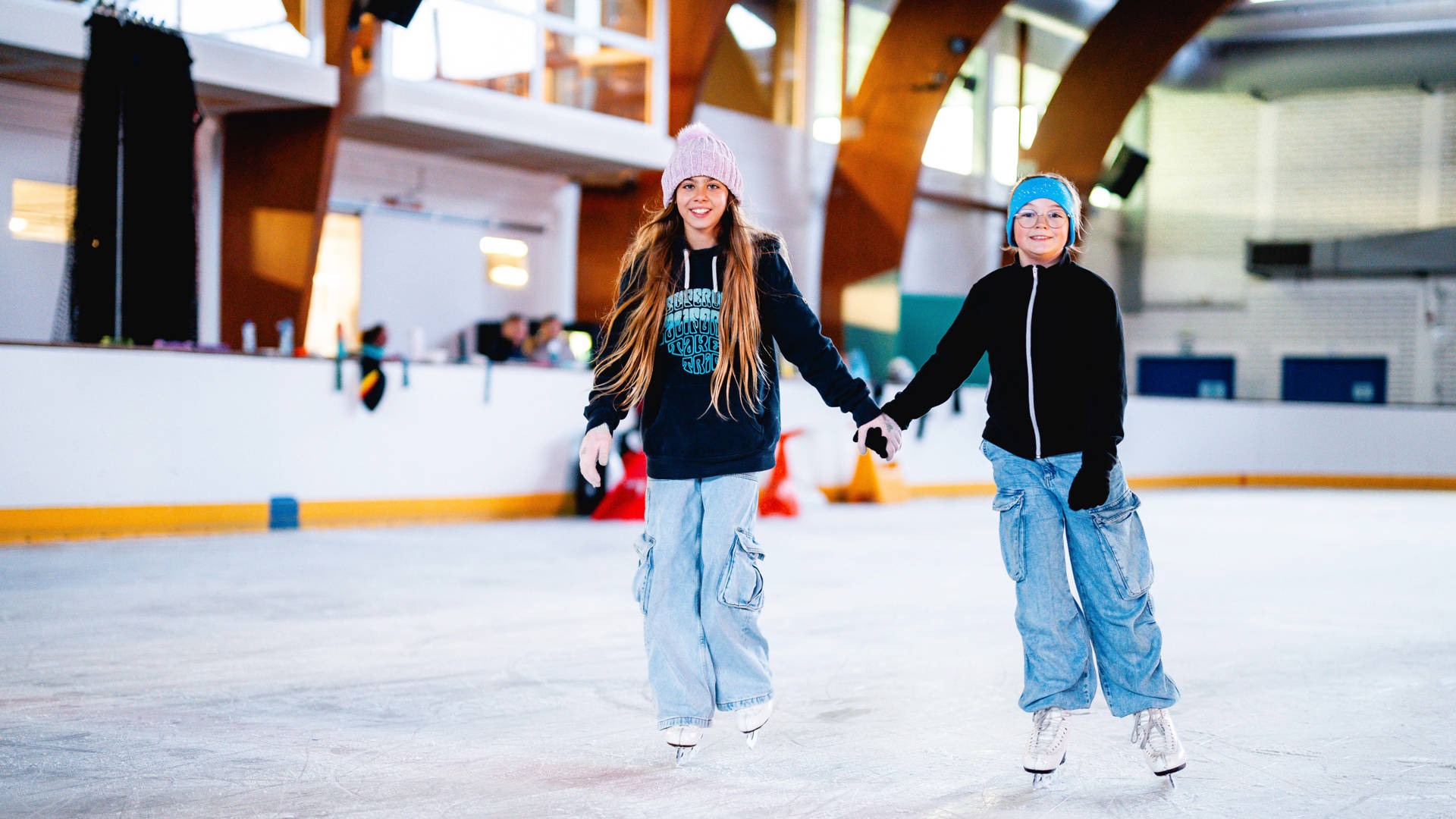 schaatsende vriendinnen