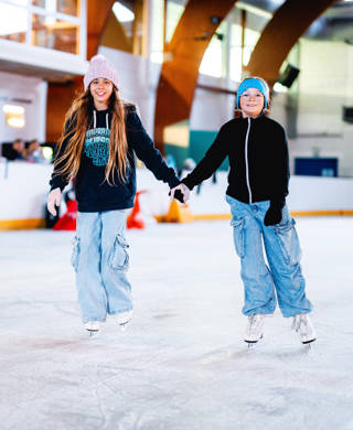 schaatsende vriendinnen