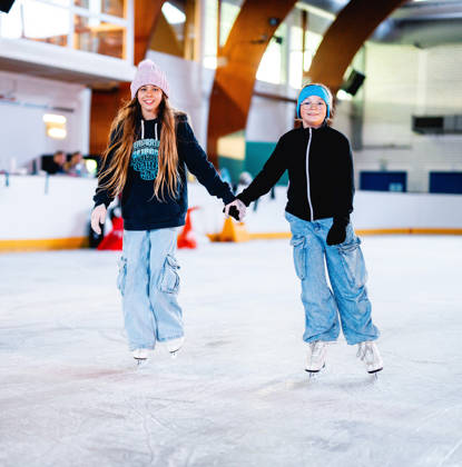 schaatsende vriendinnen