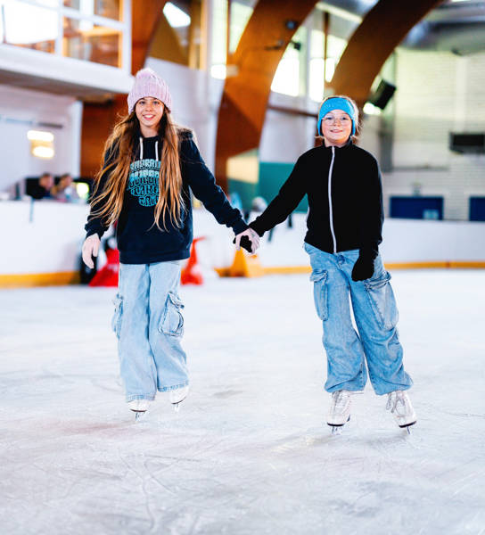 schaatsende vriendinnen