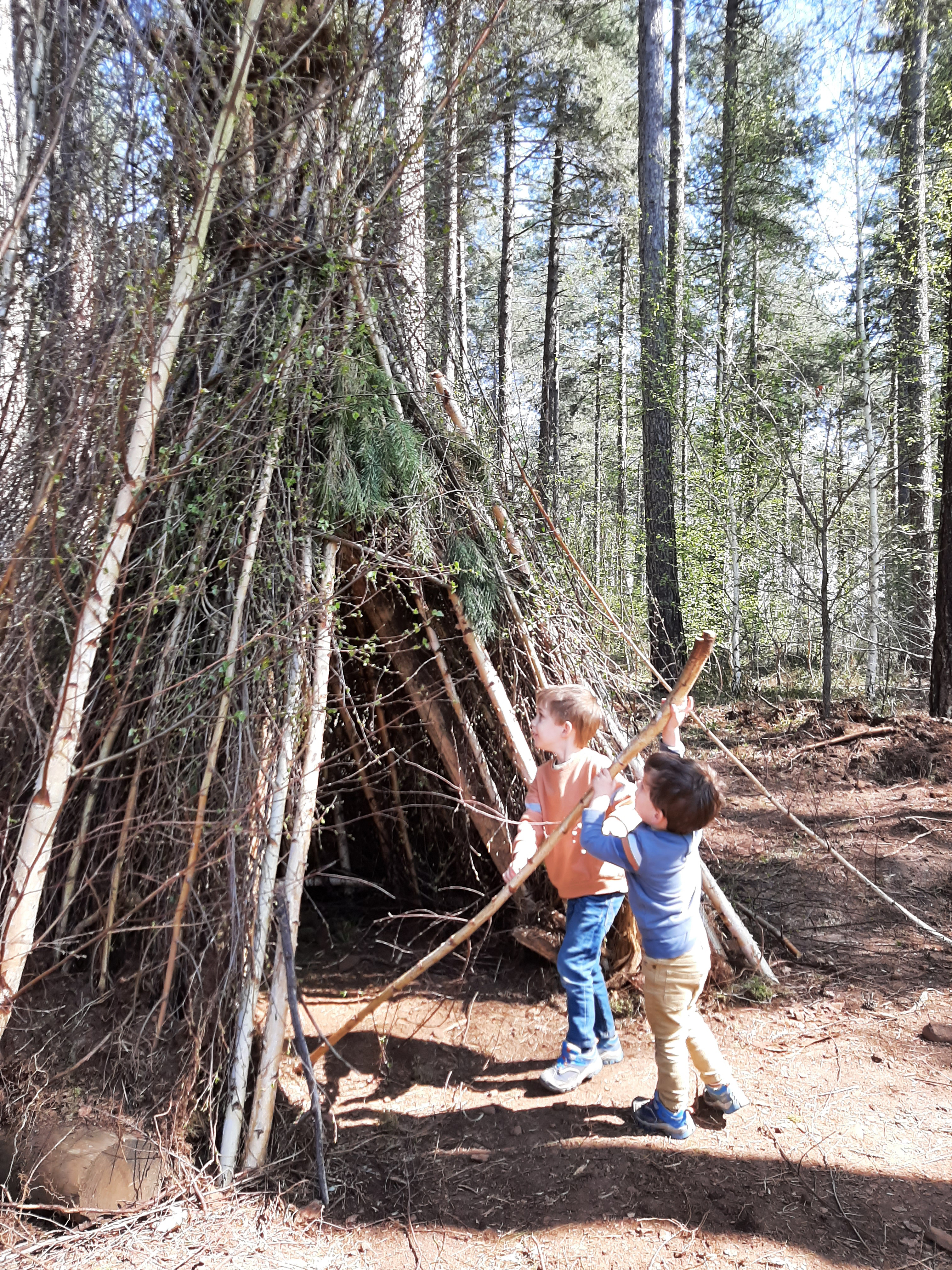Twee kleuters aan het spelen op het multimovepad.