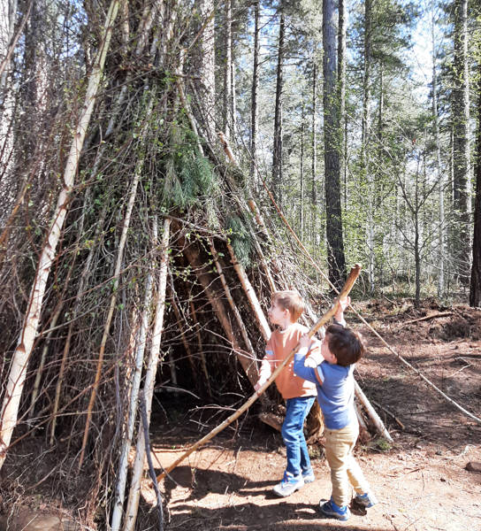 Twee kleuters aan het spelen op het multimovepad.