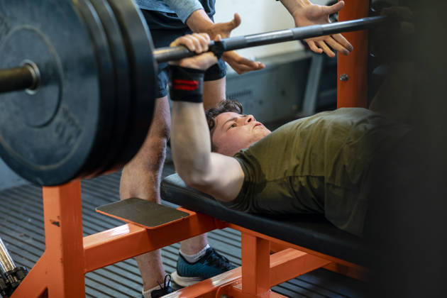Benchpress jonge man liggend