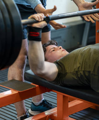 Benchpress jonge man liggend