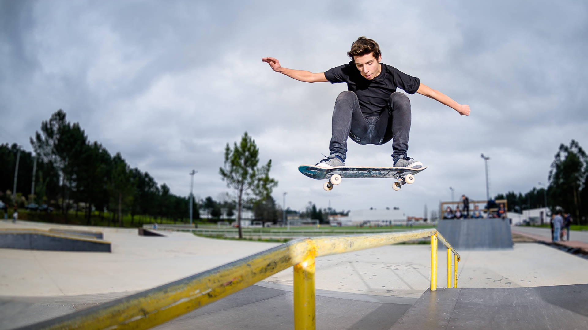 Jongen springt met skateboard op ballustrade