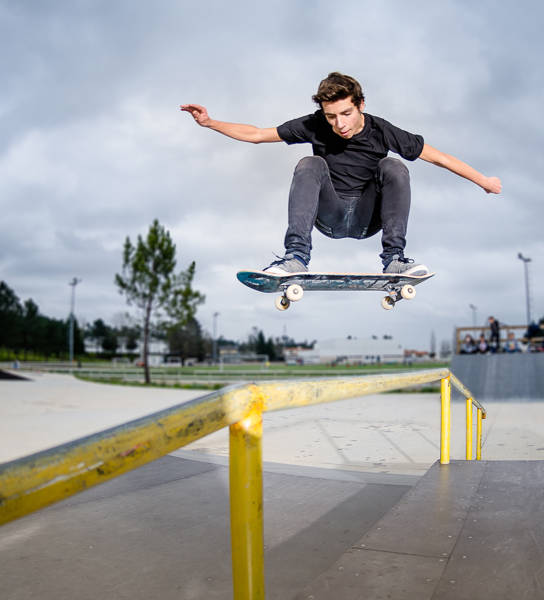 Jongen springt met skateboard op ballustrade