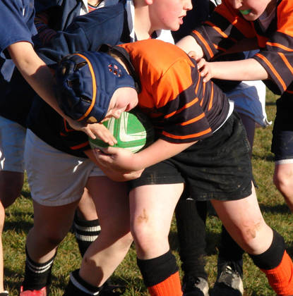 Schooljongens spelen rugby