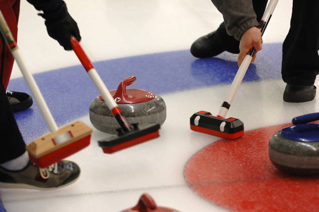 Curling Actie met vegers en steen