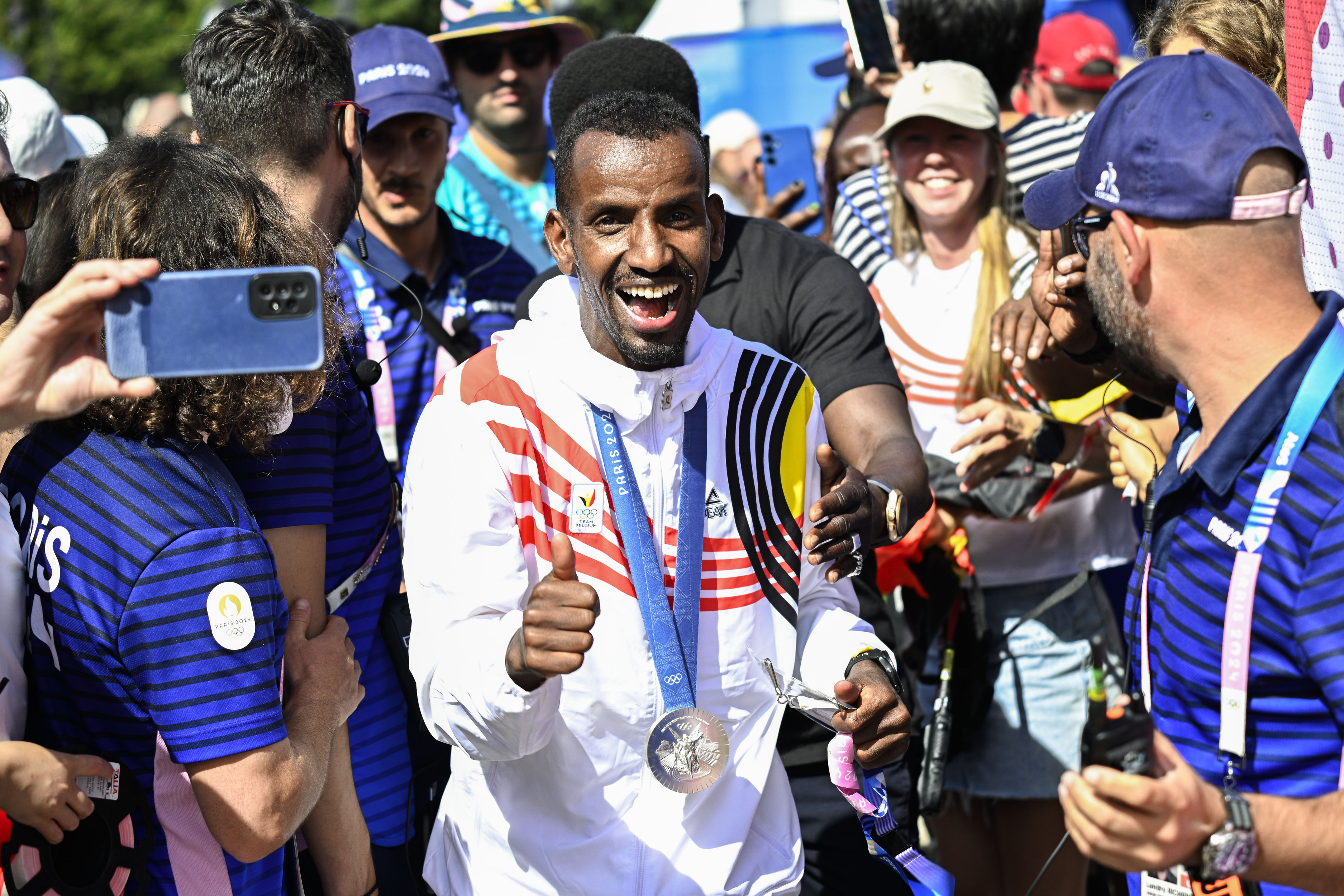 Bashir Abdi toont tronts zijn zilveren medaille op de Olympische Spelen van Parijs 2024