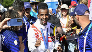 Bashir Abdi toont tronts zijn zilveren medaille op de Olympische Spelen van Parijs 2024