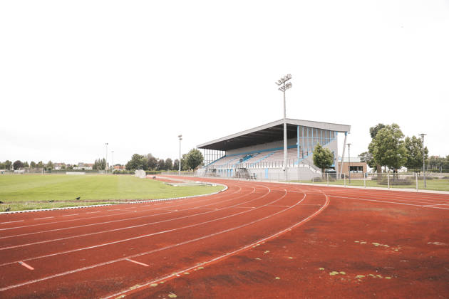 Atletiekpiste en voetbalveld met tribune in sportcentrum Sport Vlaanderen Blankenberge.