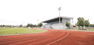 Atletiekpiste en voetbalveld met tribune in sportcentrum Sport Vlaanderen Blankenberge.