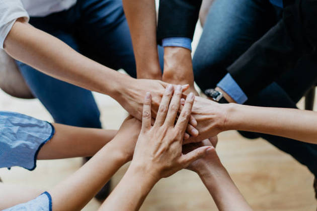 handen bij elkaar voor teambuilding