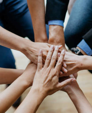 handen bij elkaar voor teambuilding