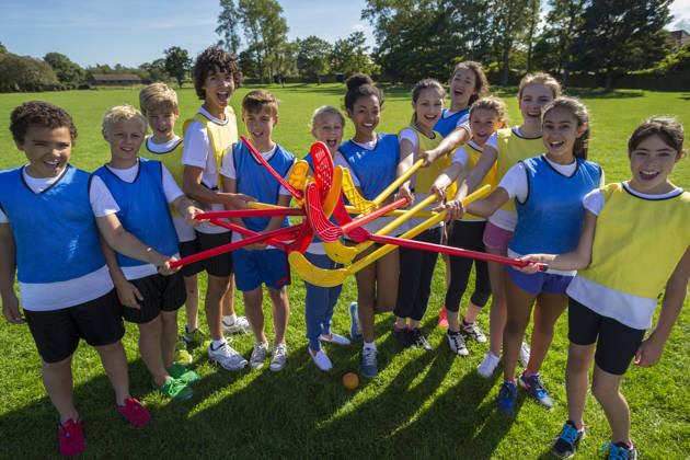Hockeyteam met sticks bij elkaar