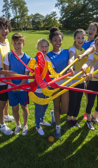 Hockeyteam met sticks bij elkaar