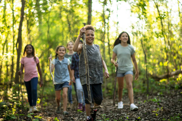 Kinderen wandelen in bos