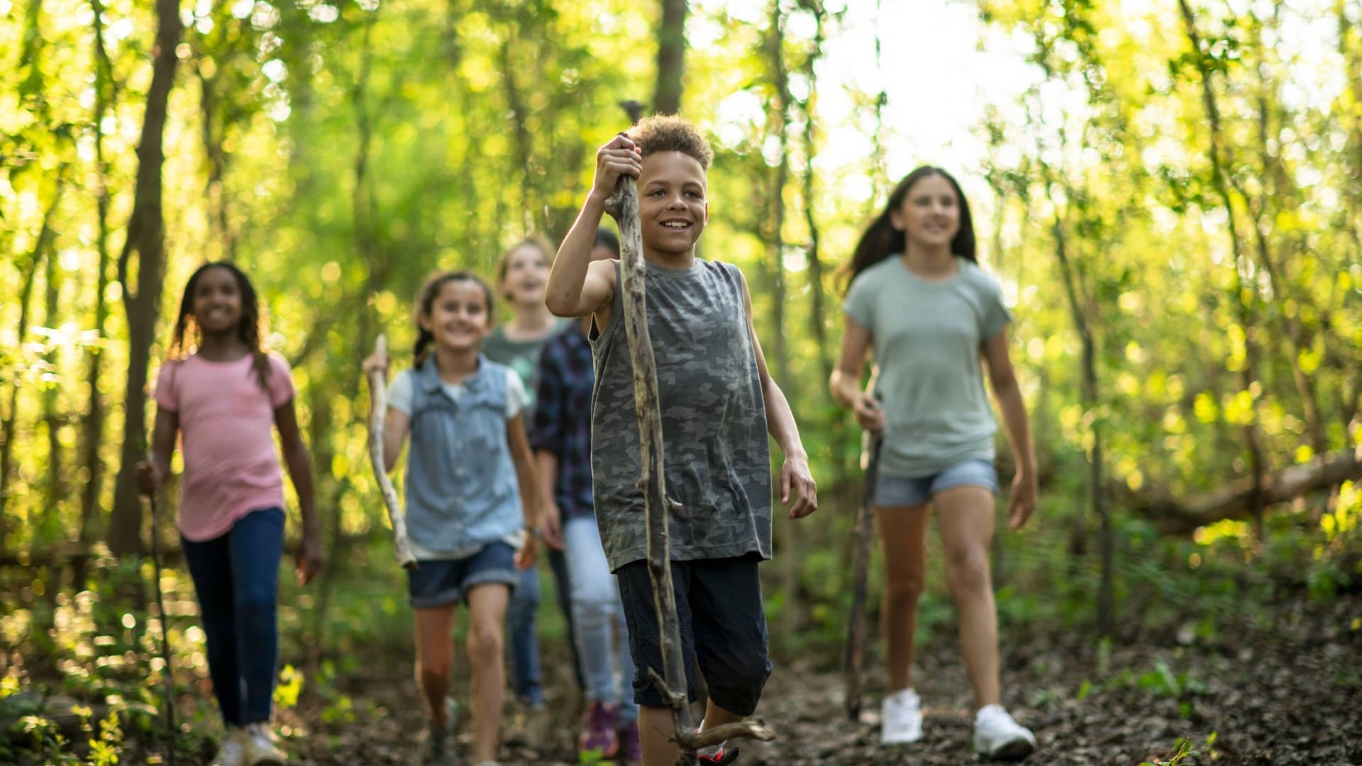 Kinderen wandelen in bos