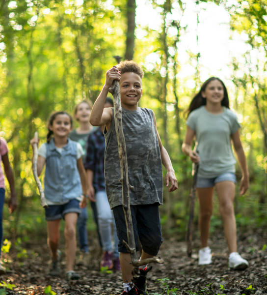 Kinderen wandelen in bos