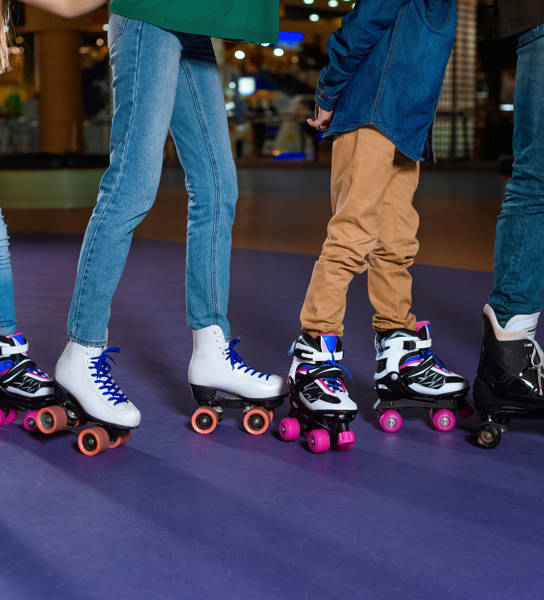 Tieners rolschaatsen indoor