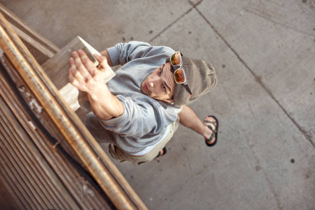 Jongen hangt aan balk