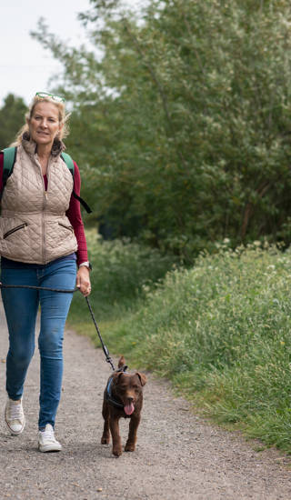 Vrouw wandelt met hondje