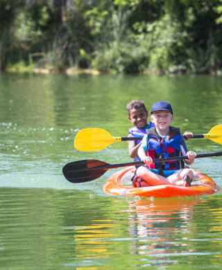 Twee jongens in kajak op de rivier