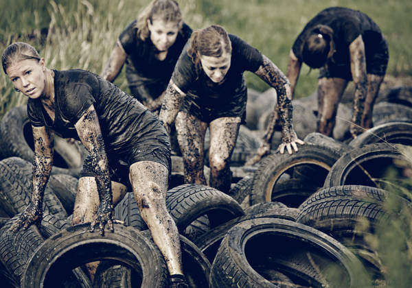 beeld van jongeren die obstakels overwinnen