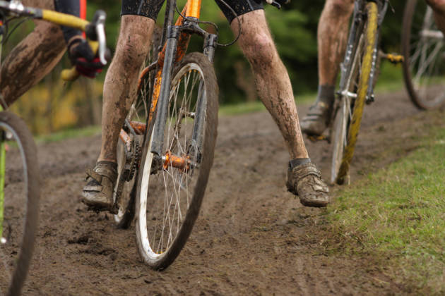 wielen van fietsen in de modder