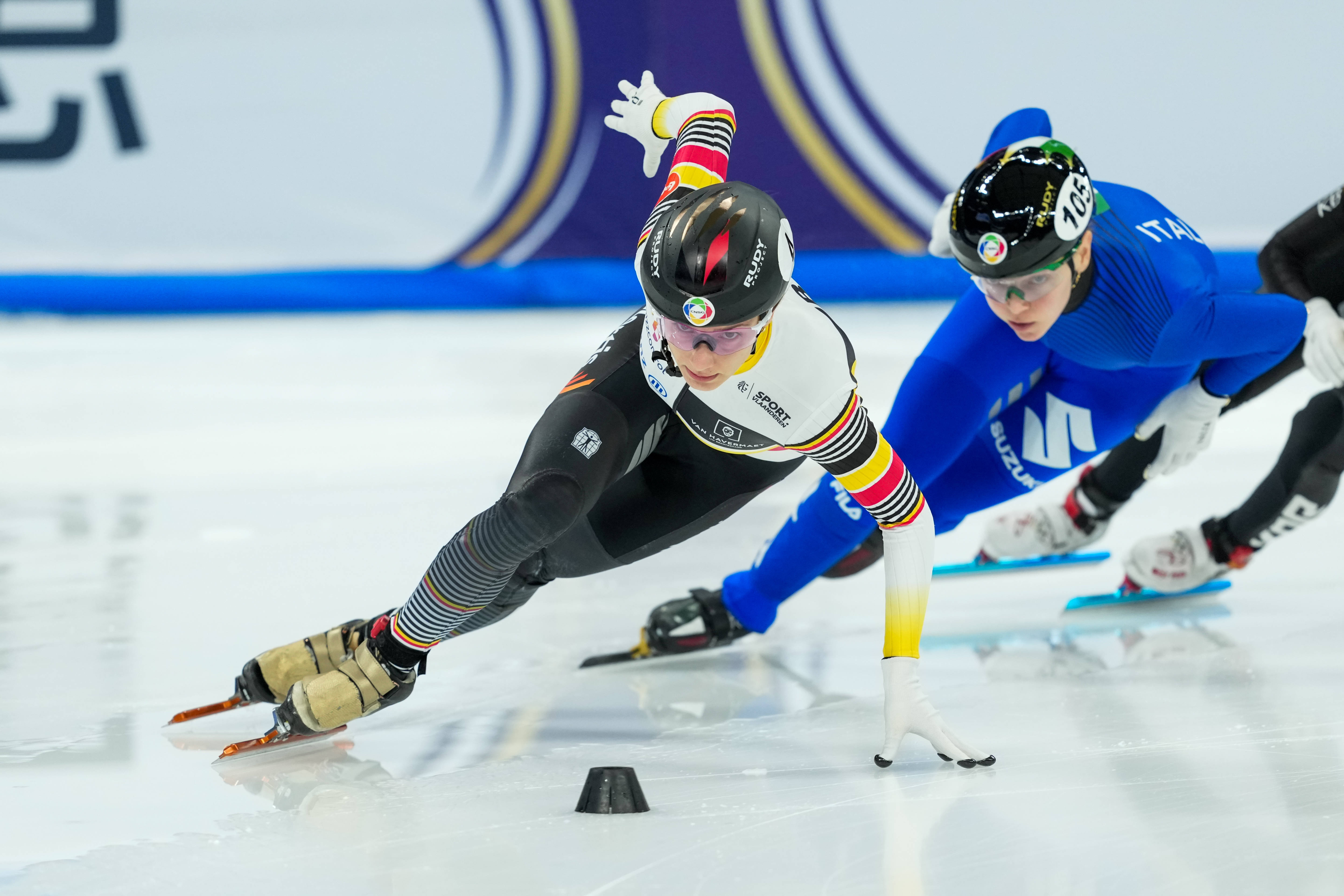 2025-03-16 - ISU World Short Track Speed skating, Eisschnelllauf Championships 2025 BEIJING, CHINA - MARCH 16: Hanne Desmet of Belgium, Arianna Fontana of Italy during the ISU World Short Track Speed Skating Championships 2025 at the Capital Indoor Stadium on March 16, 2025 in Beijing, China Beijing Capital Indoor Stadium China Content not available for redistribution in The Netherlands directly or indirectly through any third parties. Copyright: xAndrexWeeningx