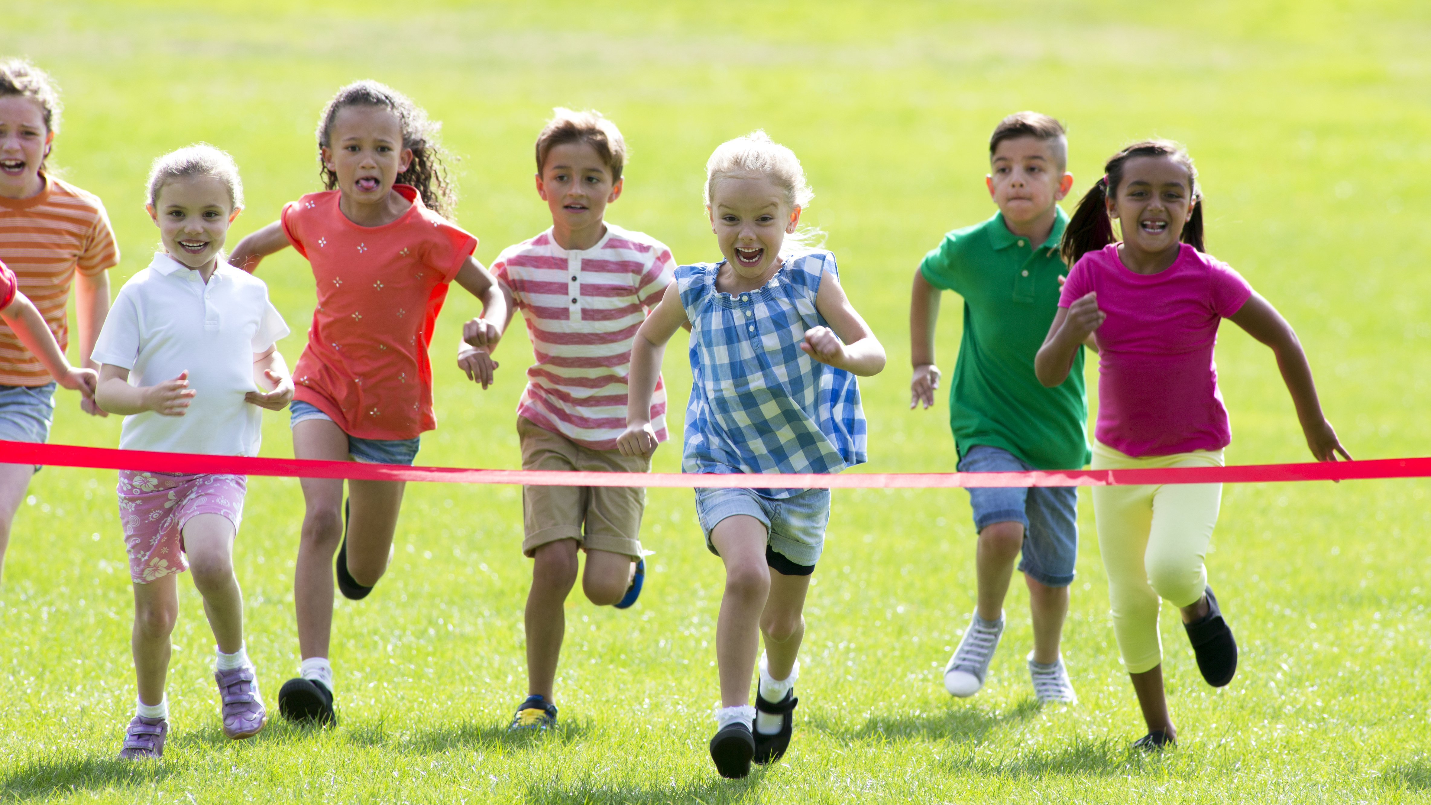 kinderen racen naar de eindmeet
