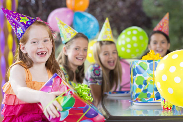 meisjes vieren verjaardag met cadeautjes