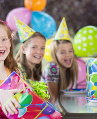 meisjes vieren verjaardag met cadeautjes