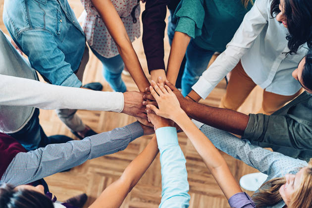 Groep handen van multiculturele groep jonge mensen