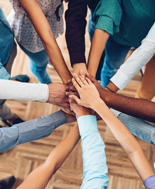 Groep handen van multiculturele groep jonge mensen