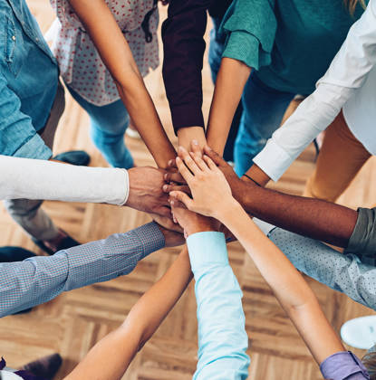 Groep handen van multiculturele groep jonge mensen