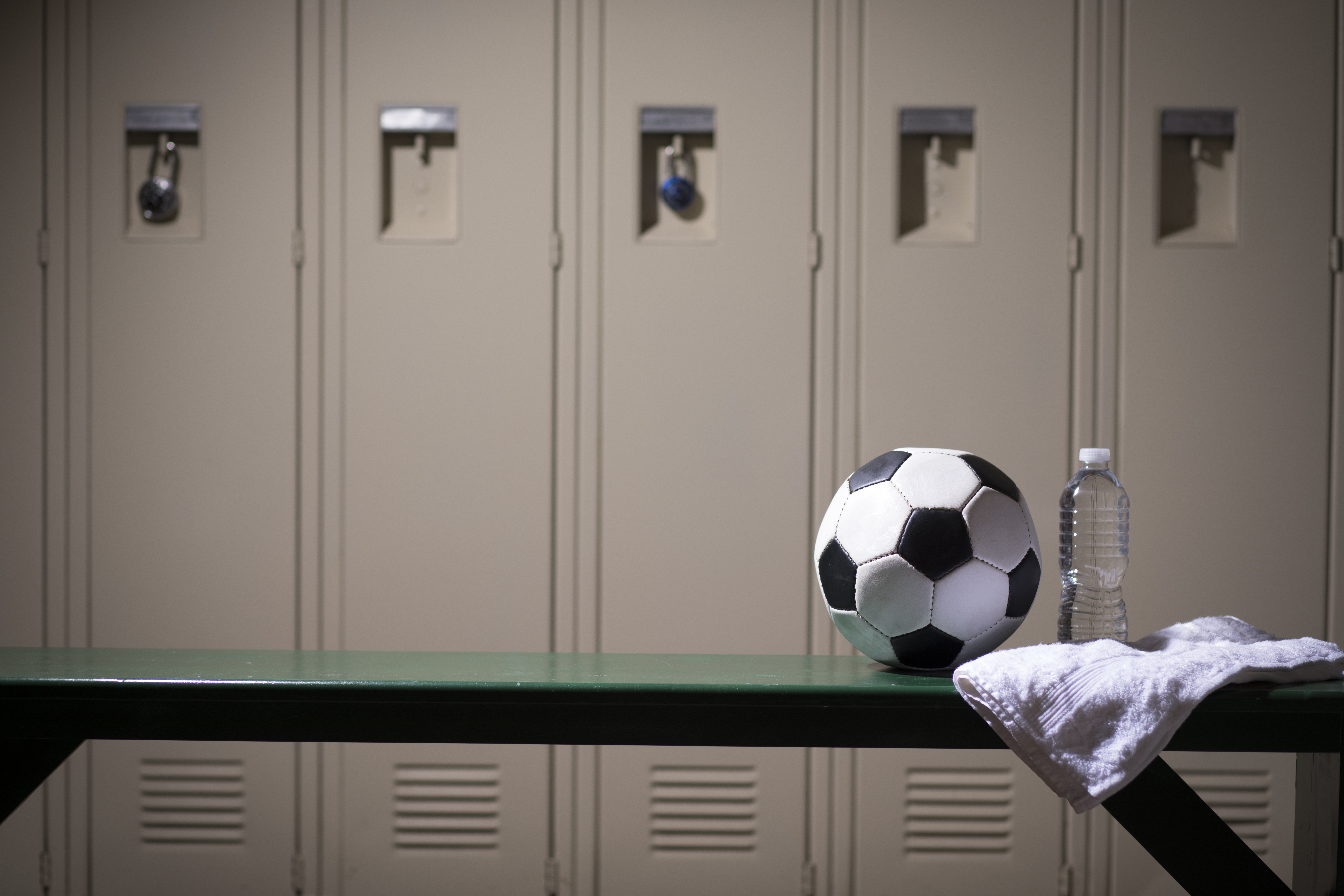 Lockers in kleedkamer en voetbal op bank