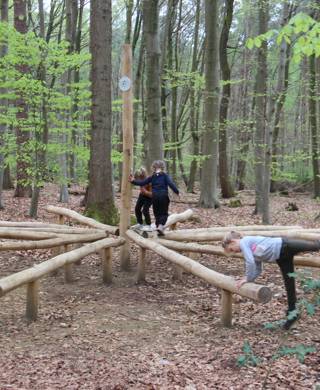 Spelende kinderen op de toestellen van het multimovepad